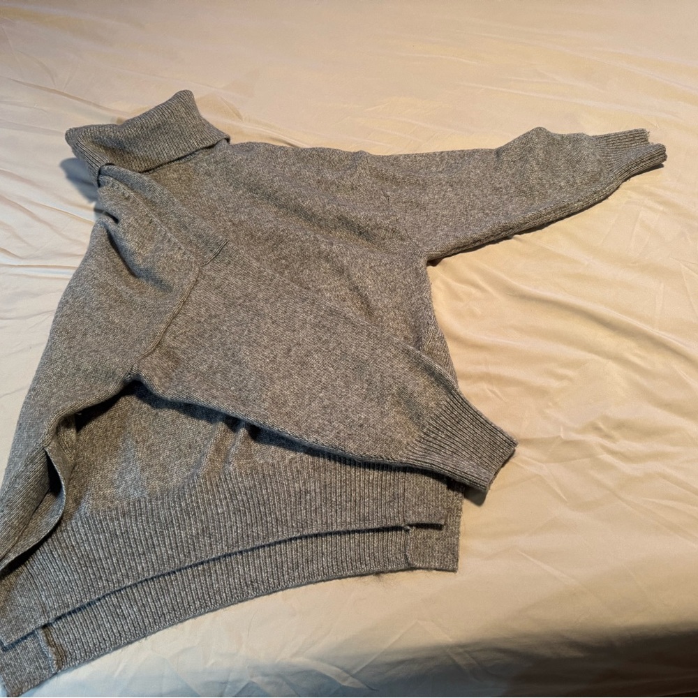 H&M sweater. Size small. Excellent condition.